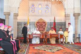 Image du Maroc Professionnelle de  Sa Majesté le Roi Mohammed VI, mir Al-Mouminine, et Sa Sainteté le Pape François signent " l'Appel d'Al Qods "
Au palais royal à Rabat, Samedi 30 Mars 2019. (Photo/ SPPR) via Jalilbounhar.com 